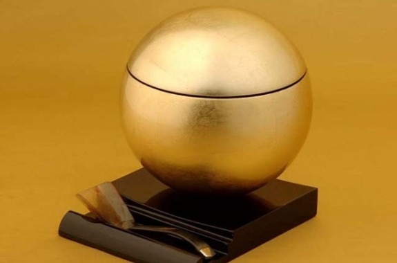 Osaka round lacquer tea box in gold/silver